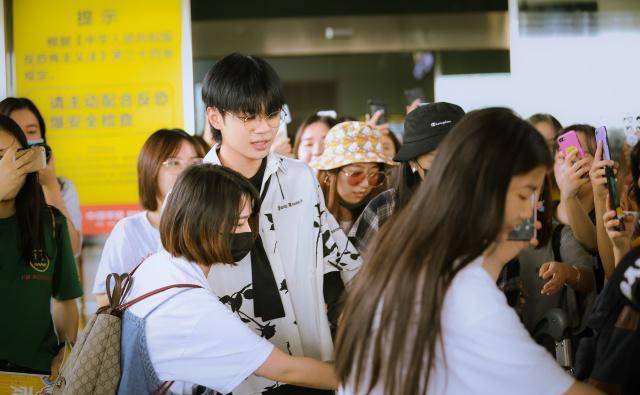 王晨艺现身机场,获大批粉丝接送人气旺,可他将面临逃不掉的危机_机会