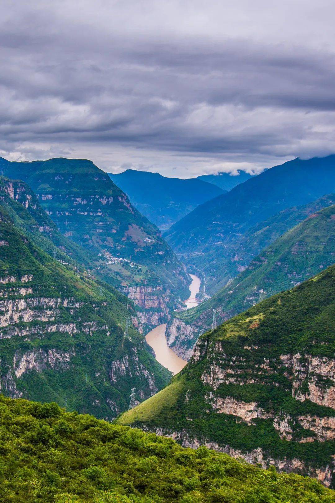 2005年,《中国国家地理杂志》评出"中国十大最美峡谷",大渡河大峡谷