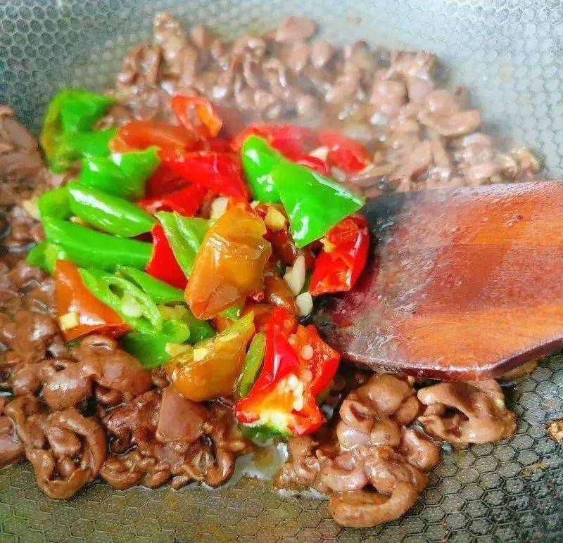 爆炒鸭心,香辣脆爽越吃越过瘾!_历史_辣椒_大蒜头