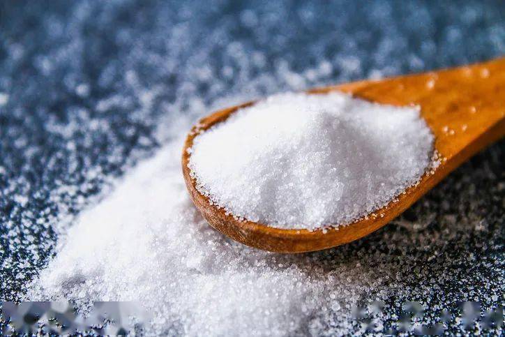 salty在形容食物时表示"咸的",形容人时,则表示生气或者心情不好,在