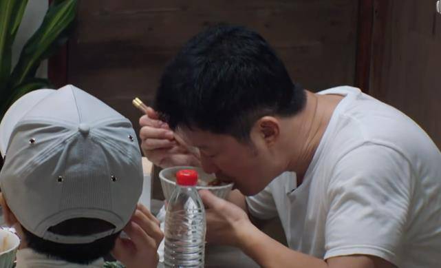 吃完之后自己还做出了非常满足的表情,对于吴京吃饭吃的这么津津有味