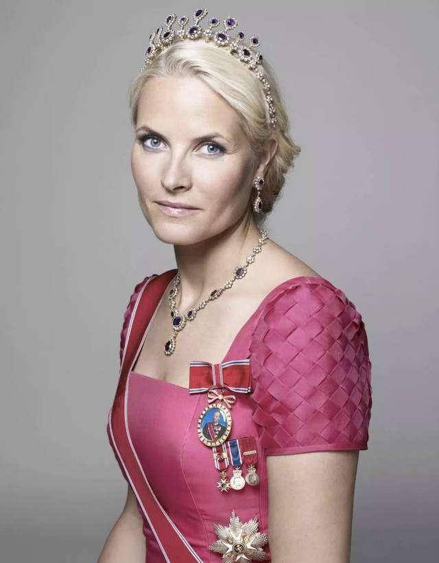 挪威王妃:15岁早恋,当过夜店舞女,大着肚子邂逅王储,被宠上天_梅特_哈