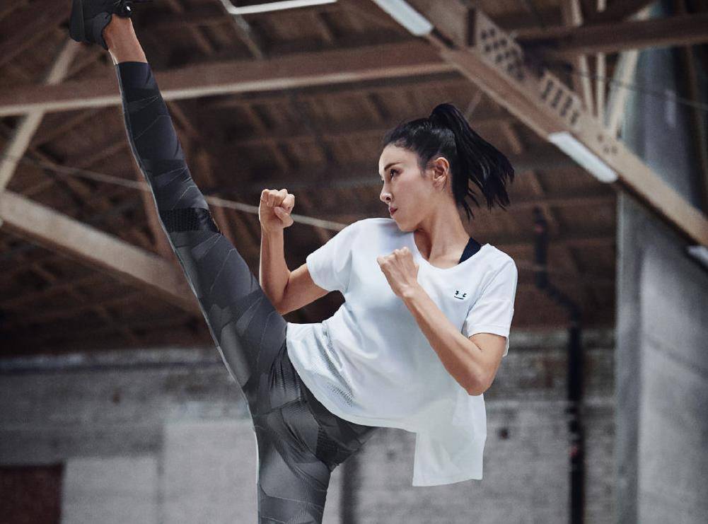 张蓝心在西双版纳拍戏受伤,头颈血迹明显却超淡定,不愧是运动员_动作