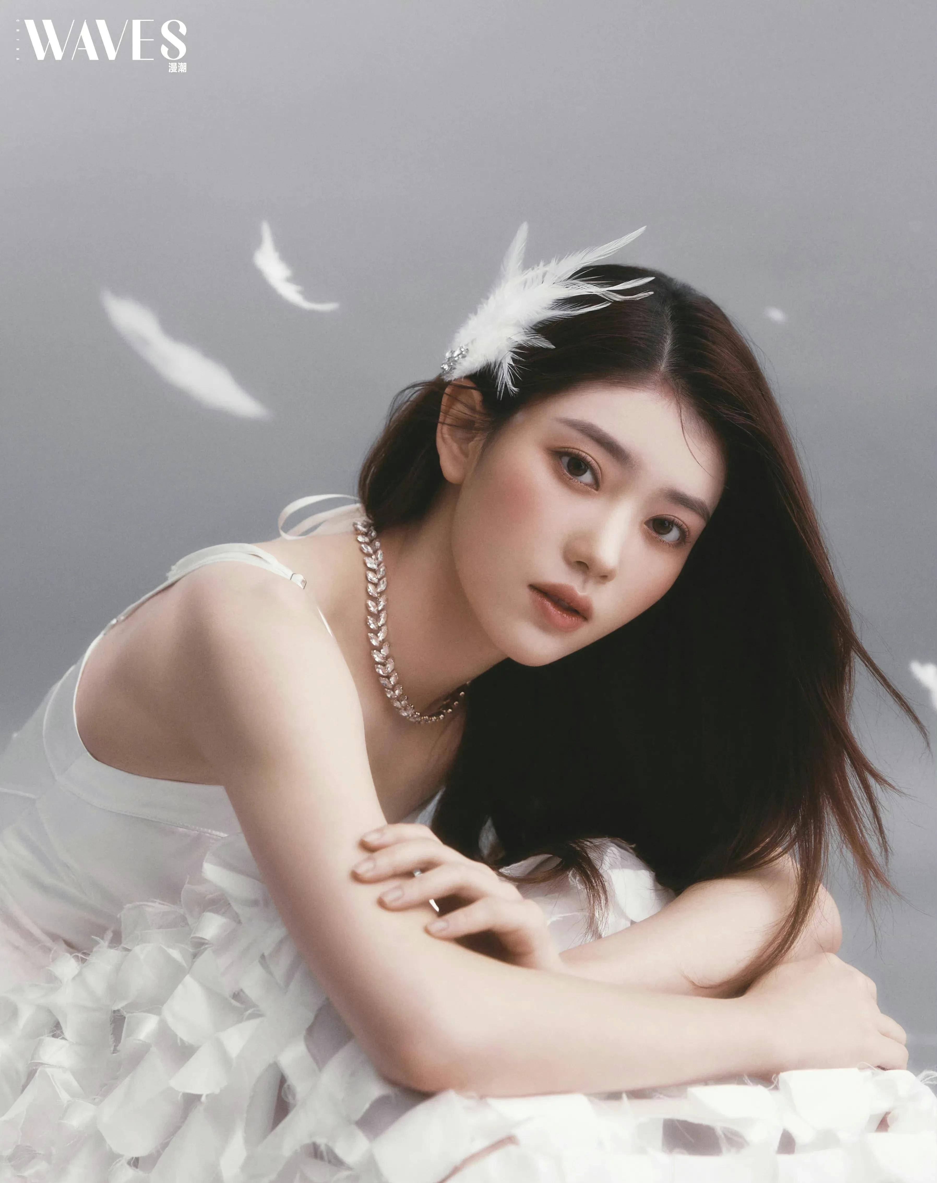 韩国女团成员沈小婷杂志美照化身优雅黑天鹅,还是中国美女大气!