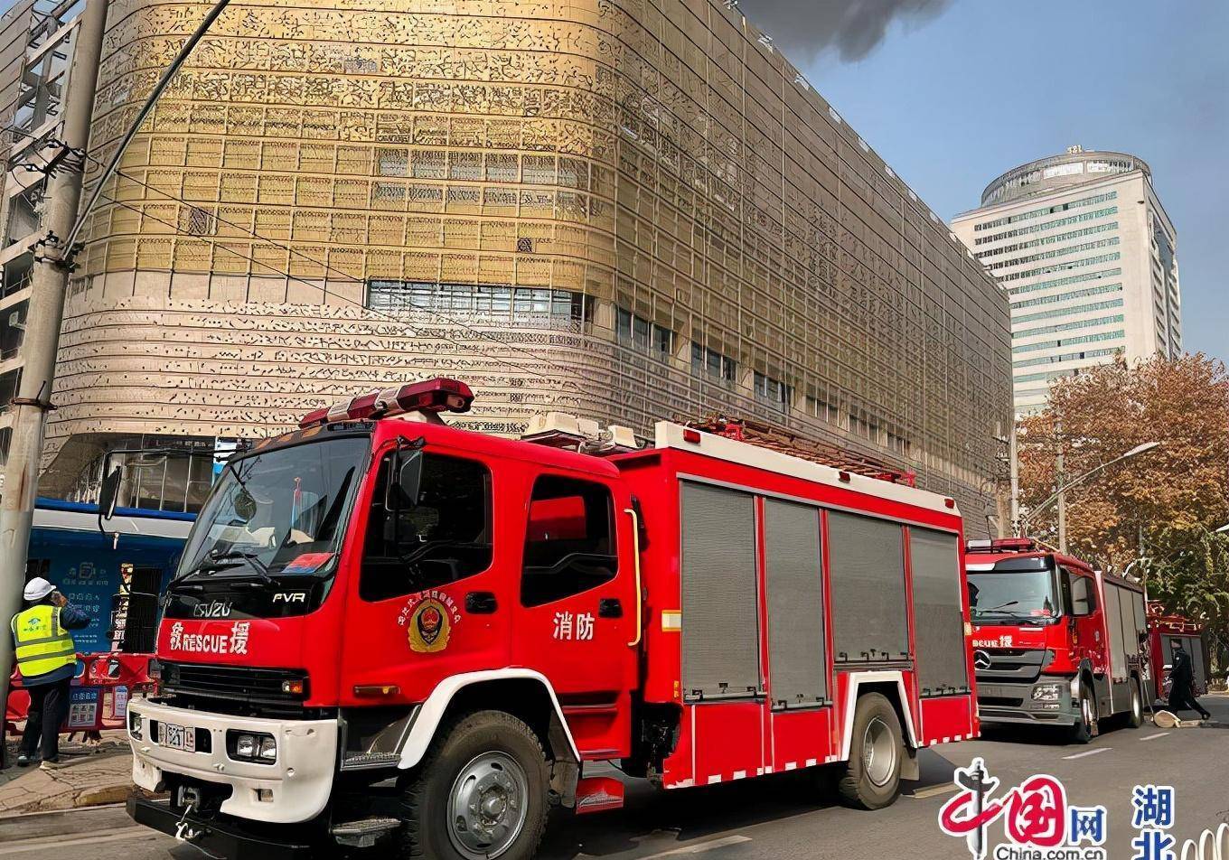 网友供图网友供图中国网武汉12月9日讯 继武汉小学,群光广场发生火灾
