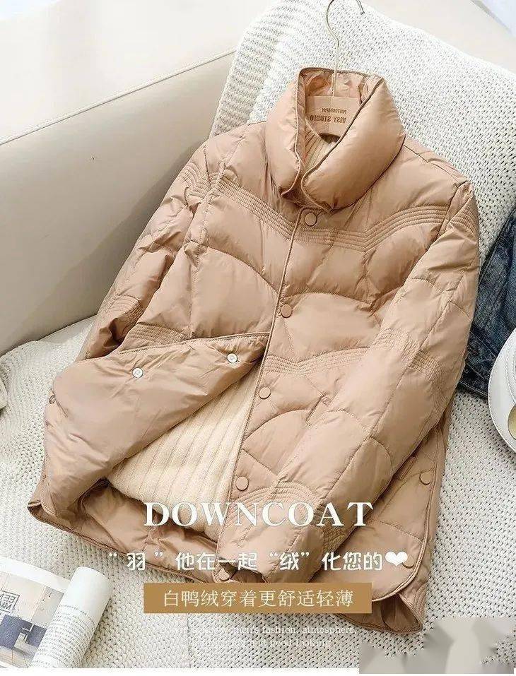 婕莱欧立领短款羽绒服,轻薄有廓形,有风度也有温度,羽绒服也能轻松穿