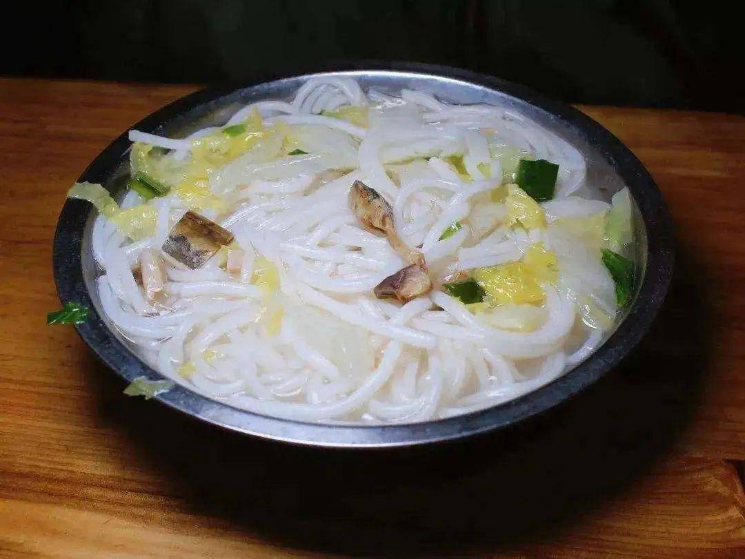 在老福州眼里,地道的煮粉干,总绕不过熟鱼,白菜和粉干的固定搭配.