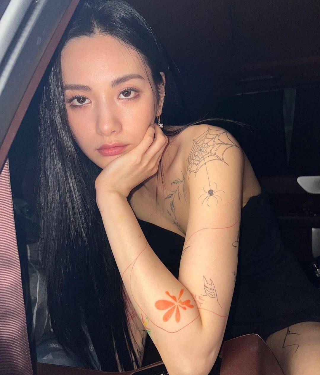 韩国第一美女nana,曼妙身材上突然间满是纹身,是何原因?