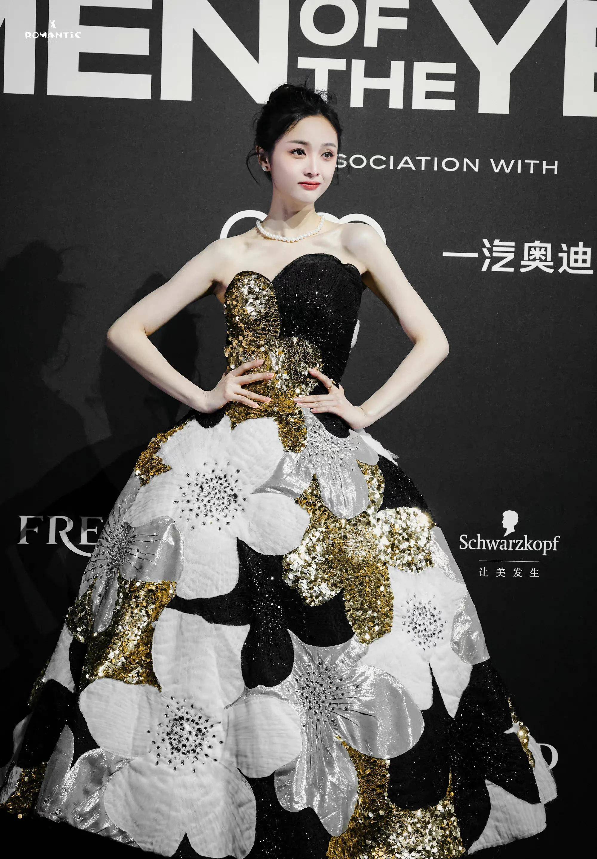 吴宣仪黑白羽毛裙造型,清冷飘逸,优雅美丽,花朵鎏金裙秀美背_云朵