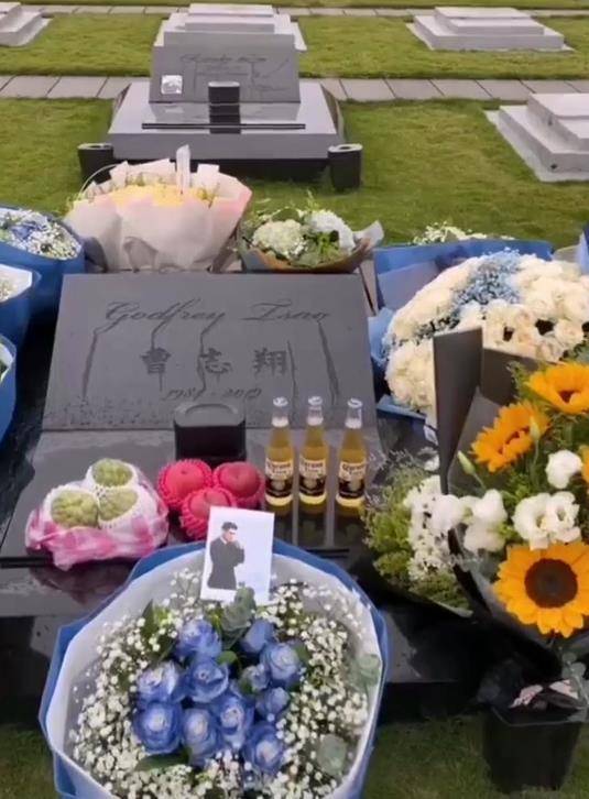 高以翔墓碑高清照首次公开,家人频繁前往墓地陪伴,画面惹人感动_父母