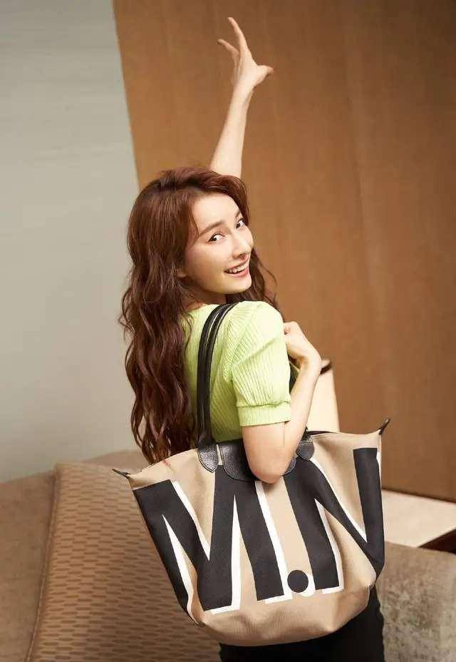 吴昕渣女烫太抢眼,舞台大秀一字马身材火辣,昕姐果然人狠话不多_昕昕