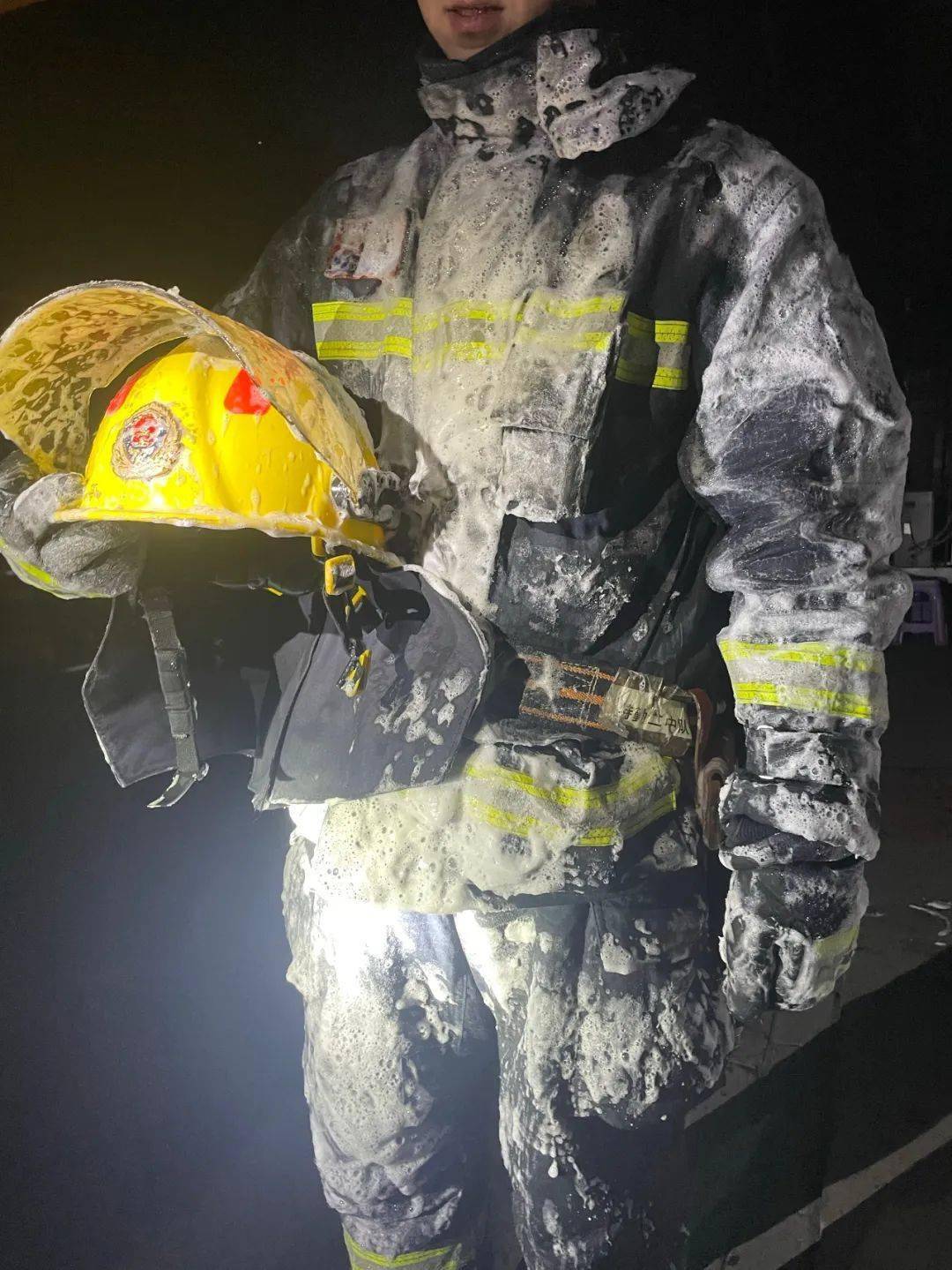 "火焰蓝"深夜出警救援,战斗服变身"冰铠甲"_灭火剂_火势_网友