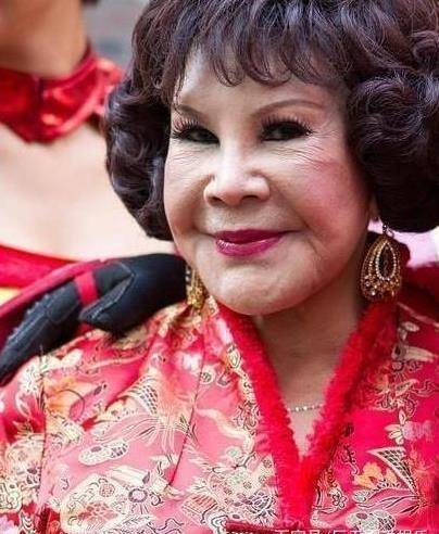 三个男友个个非等闲之辈,素颜让小偷后怕,疯狂60年仍活力满满_黄夏蕙