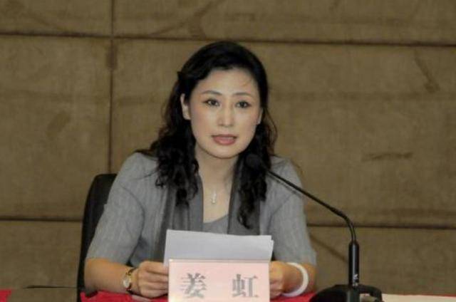 54岁"最美女书记"走红,颜值与实力并存,个人履历令人敬佩_姜虹_大学生