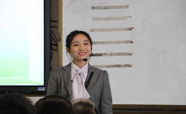 00后女老师上课穿"jk制服",学生上课更积极了,家长却有些暴躁_穿着