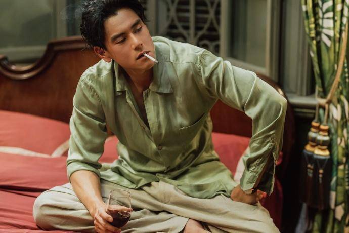 许导在诠释作品时避开了主要矛盾,显得过于直白,不仅如此,她还为剧中