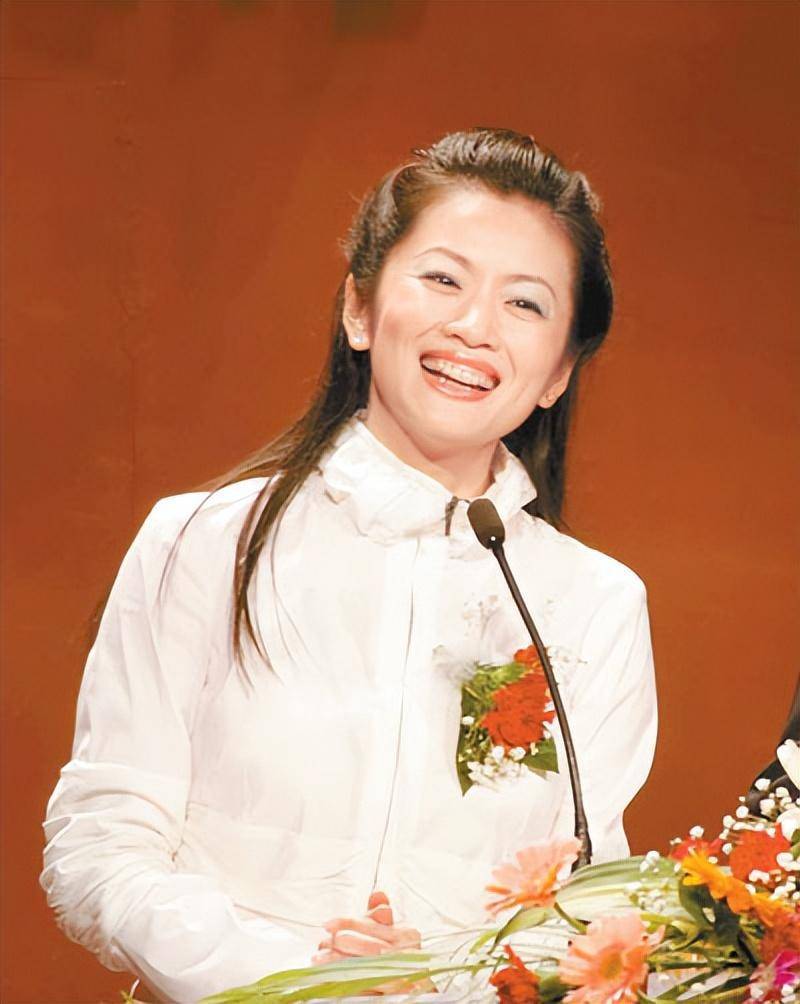 曾子墨和黎辉相恋几年后,在2006年牵手步入婚姻的家庭.