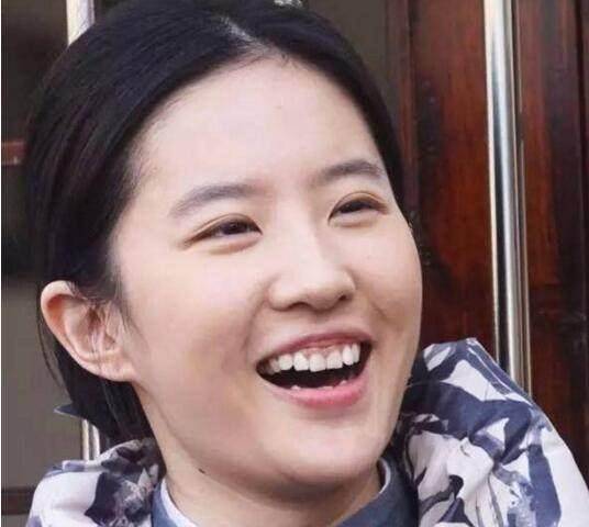 吴宣仪大笑露牙龈成黑点,那应该看看刘亦菲唐嫣张柏芝的大笑照片_网友