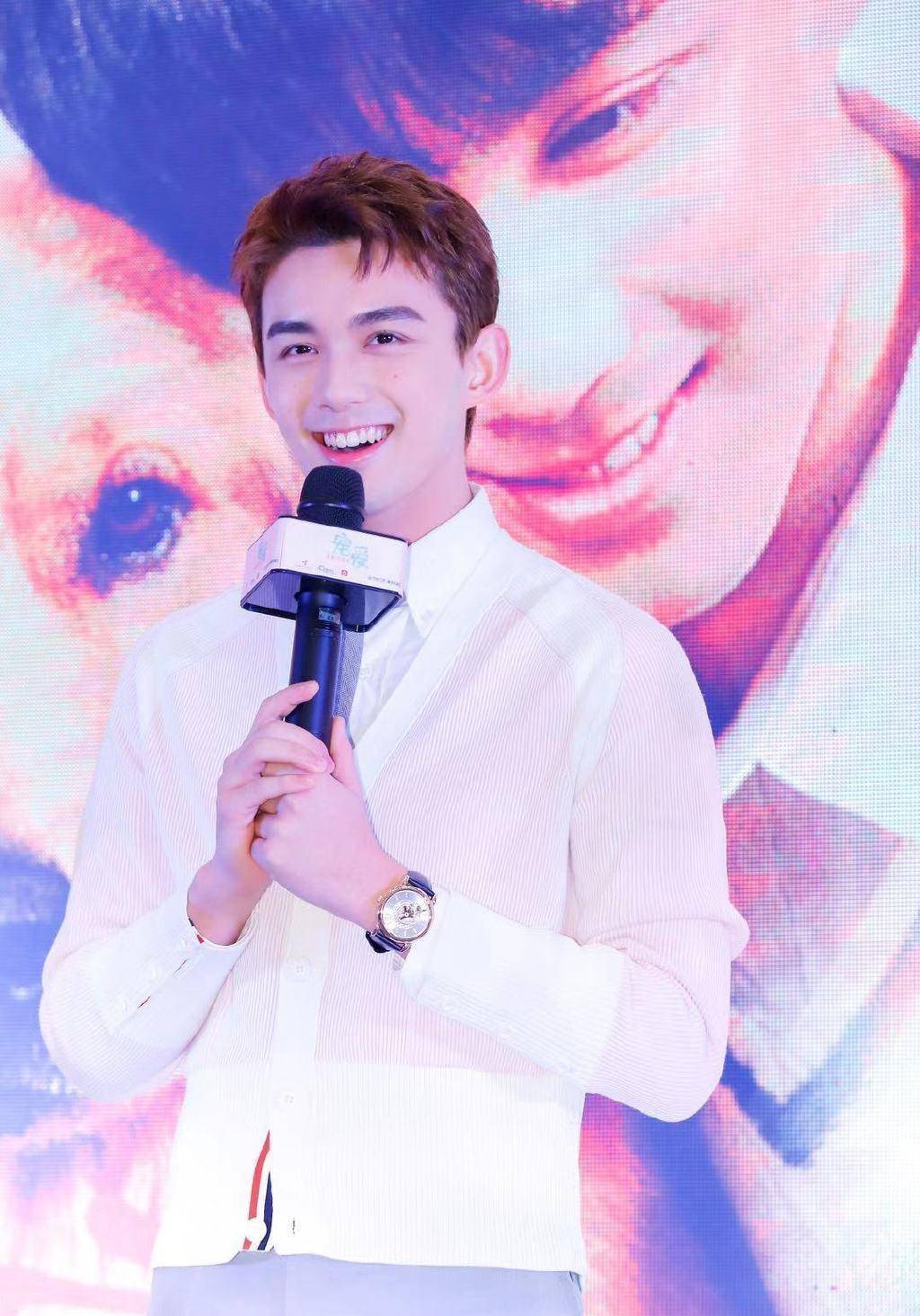 吴磊绅士手,三石弟弟长大了_妹妹_话筒_小时候