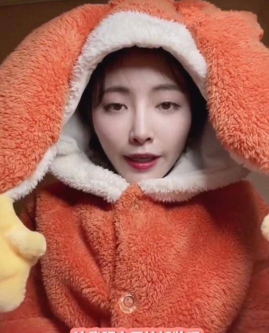 许佳琪卸妆,小心翼翼却唯独不碰鼻子,看到被压后的鼻型瞬间懂了_网友