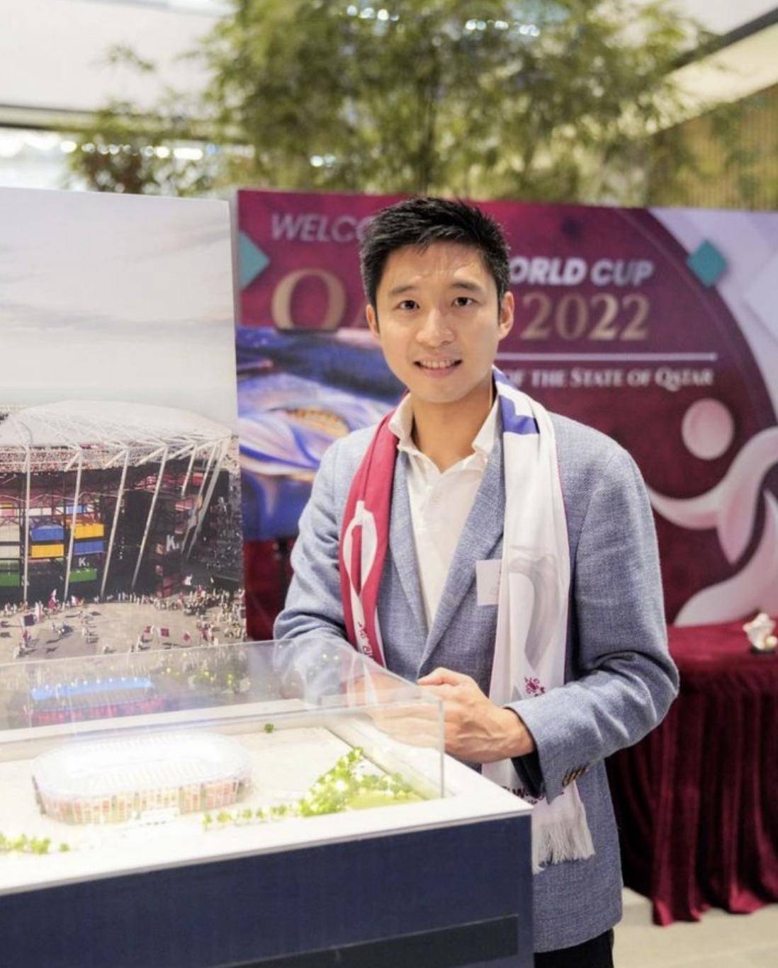 霍启山现身卡塔尔看球赛,与大马富二代坐贵宾席,手舞足蹈很兴奋_足球