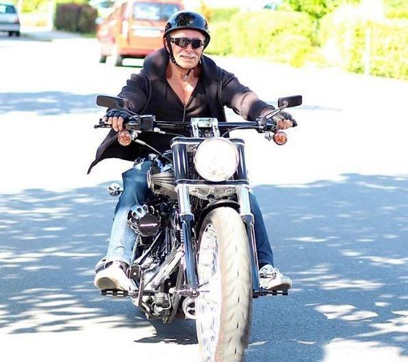 东北大爷王德顺:79岁当模特一夜爆红,85岁学开飞机,为何如此牛_哑剧