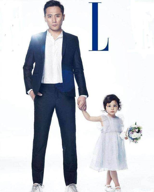 李咏的女儿法图麦也是标准的大美女大长腿,李咏本身就不矮,妻子哈文更