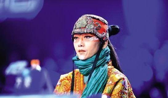 63岁靠男助理时尚喂饭,30年不吃米饭不生娃,杨丽萍现状如何_杨雨萍