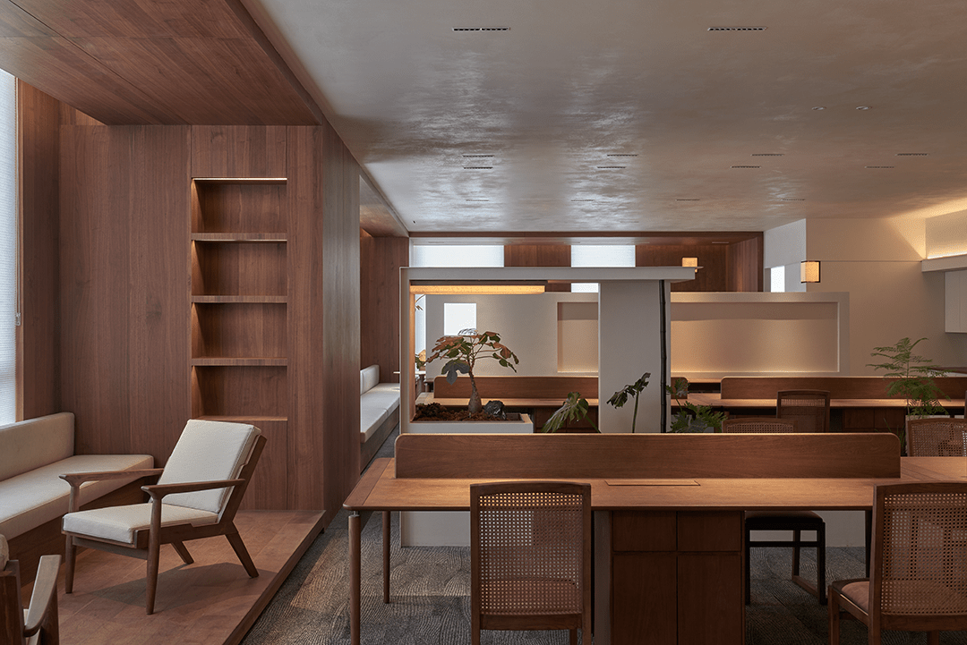 露出最自然的肌理最生态的气息大面积铺装的灰色地毯柔化了空间的硬朗