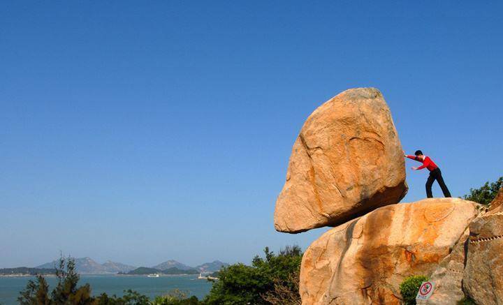 福建省第一奇石东山风动石,风吹则动千年不倒_石头_日本_艺术品