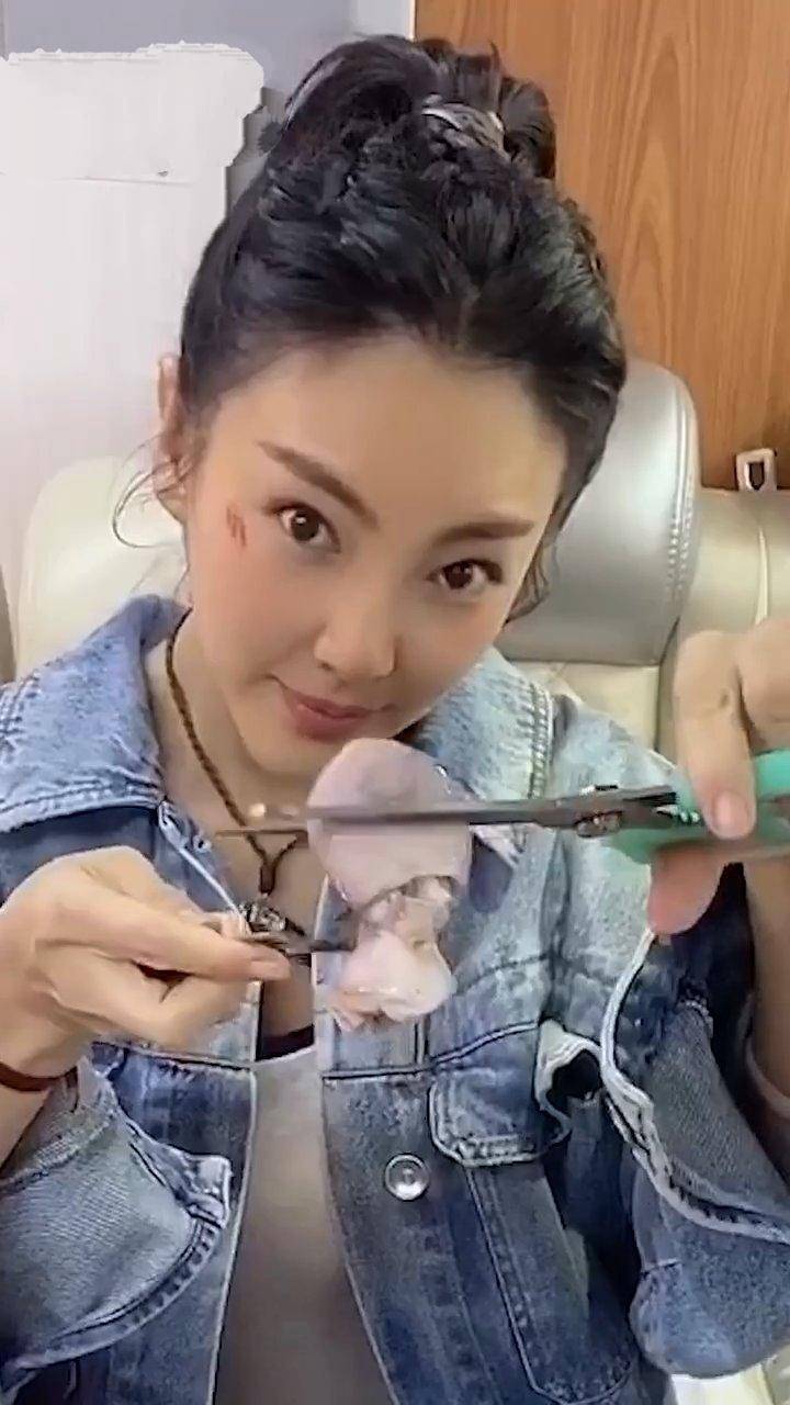 小猪深陷劈腿门,张雨绮笑剪八爪鱼配文引热议,腿多易劈该剪一剪_网友