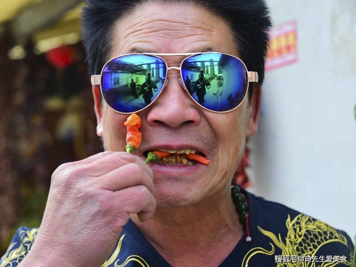 "辣椒王"李永志,一天吃5斤辣椒,还配酒,蒜网友:胃顶得住?