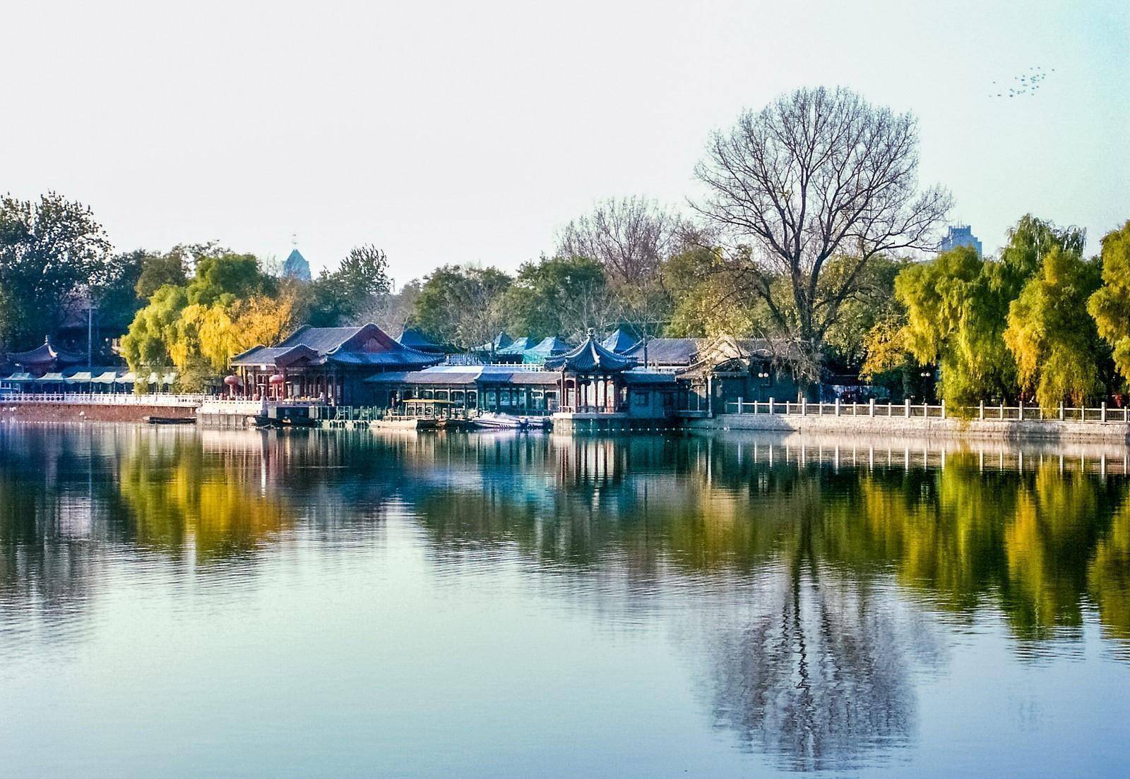 秋天的海子沿岸其次,从历史维度来看,什刹海已不再是一片风景,而是一