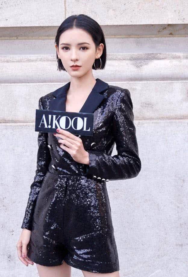 张予曦太"自信"?踩恨天高现身国外,本以为气场不足,谁知腿成全场最细!