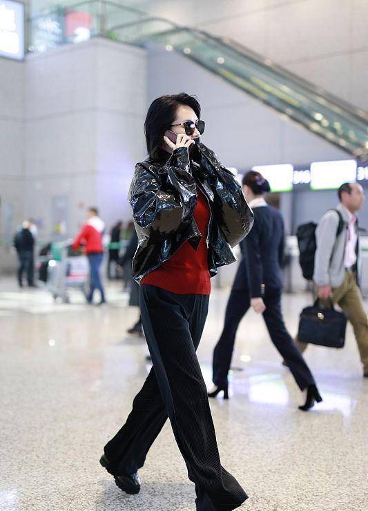 许晴穿皮衣配长裤,50多岁还跟小姑娘似的,穿着帅气又个性_显得_黑色