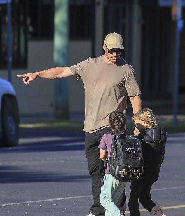 38岁锤哥带娃出街,一个羽绒服一个短袖,网友:这天气到底是啥样_孩子