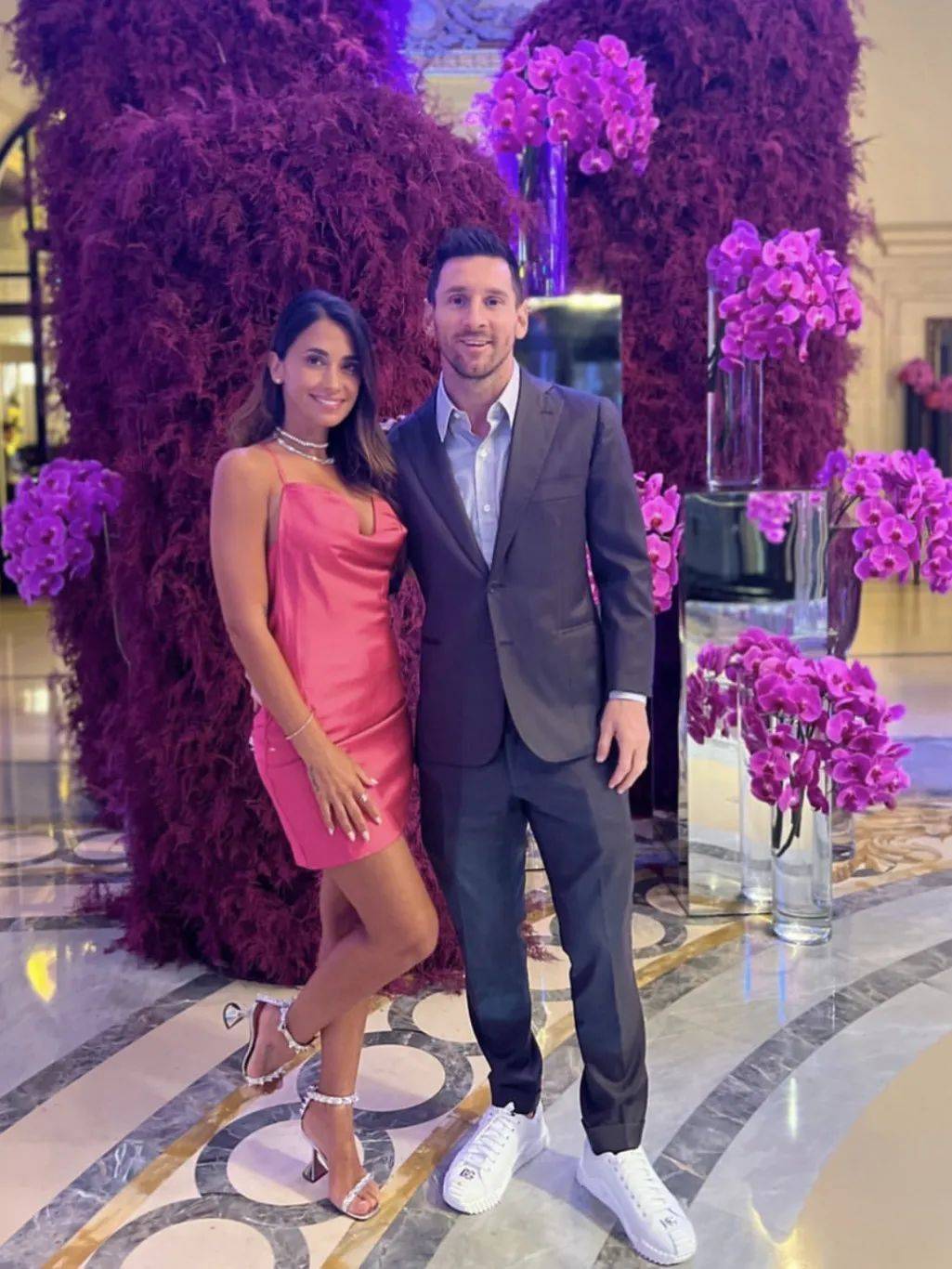 梅西的吻,给了大力神杯和她_安东内拉_阿根廷_世界杯