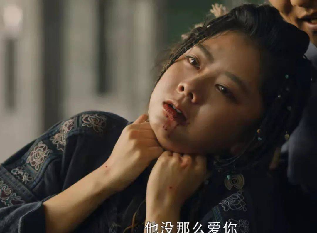 中,谭松韵演的今夏被严世蕃抓去,他的手掐住她的脖子,谭松韵表情很