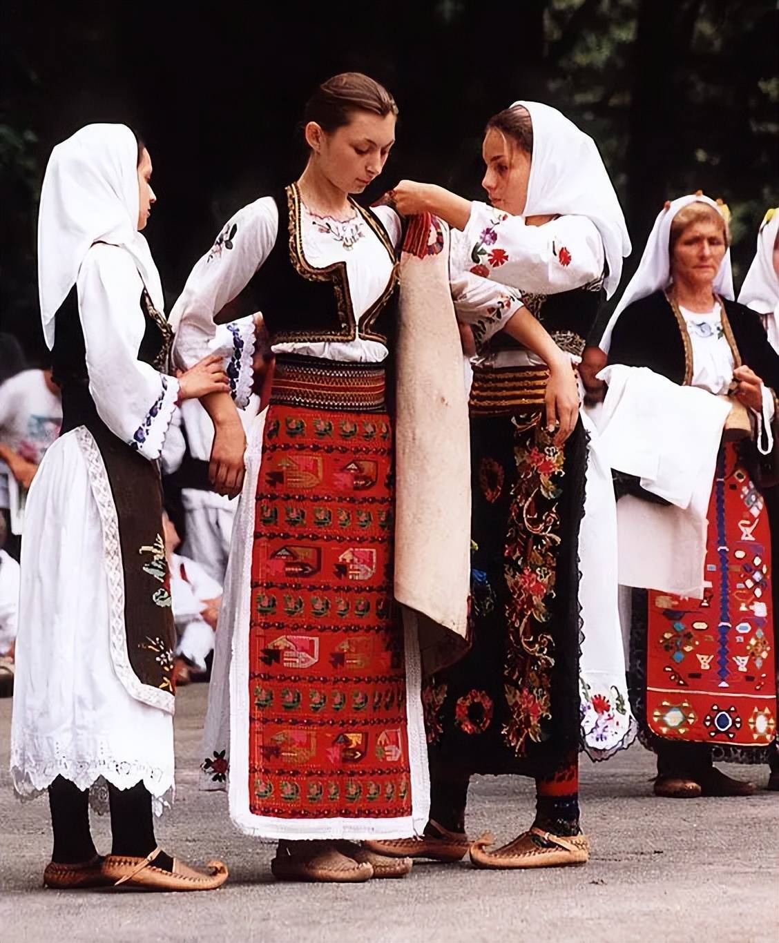塞尔维亚传统服饰在那段岁月中,伊利亚人的后人,也就是阿尔巴尼亚人