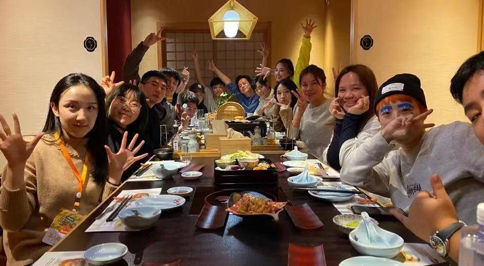 肖战明星大侦探录制结束,和工作人员聚餐,喝得满脸醉意眼睛通红_战战