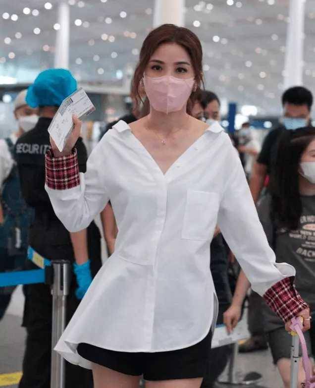 39岁蔡卓妍机场被偶遇：妆容似少女，脖子红一大片引热议