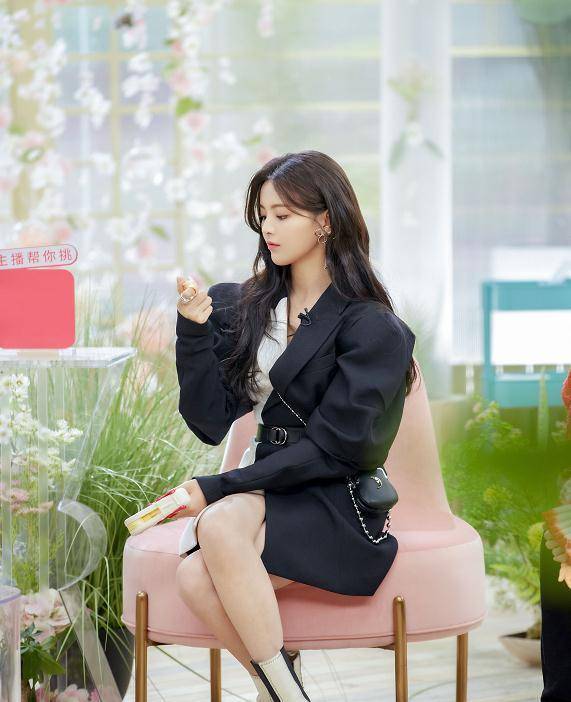 杨超越下手太狠,p图后晒美照,站直看清两条腿:木棍都没你腿细_活动