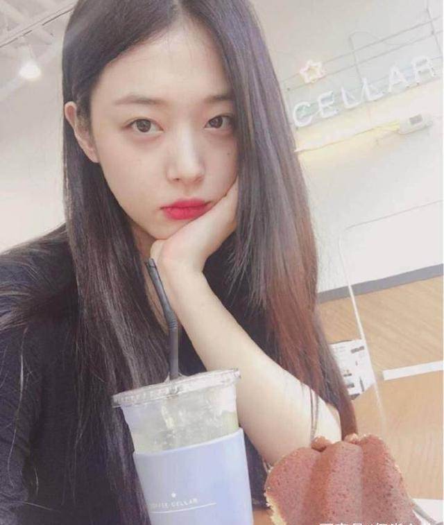 14岁的饶舌歌手崔子相恋,不知道是不是因为公司对雪莉的行为有些不满