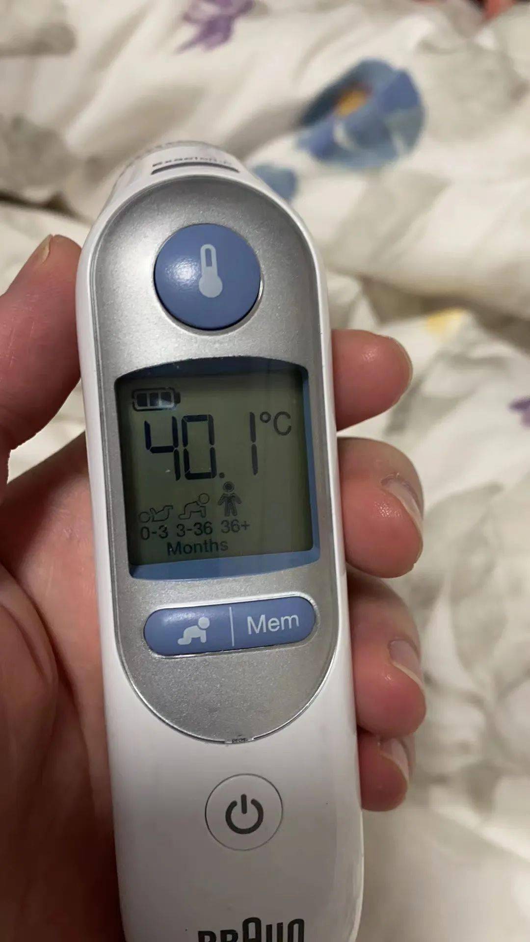 我翻阅了从上周开始阳性同事到今天的症状分享,无一例外的,大家体温都