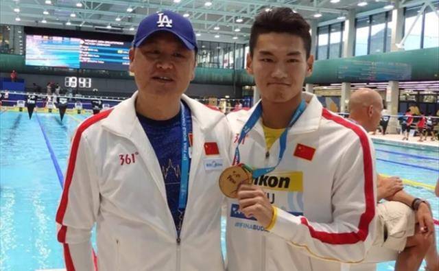 中国游泳名宿因病去世,叶诗文喊他爸爸,徐嘉余把金牌给他_徐国义_弟子