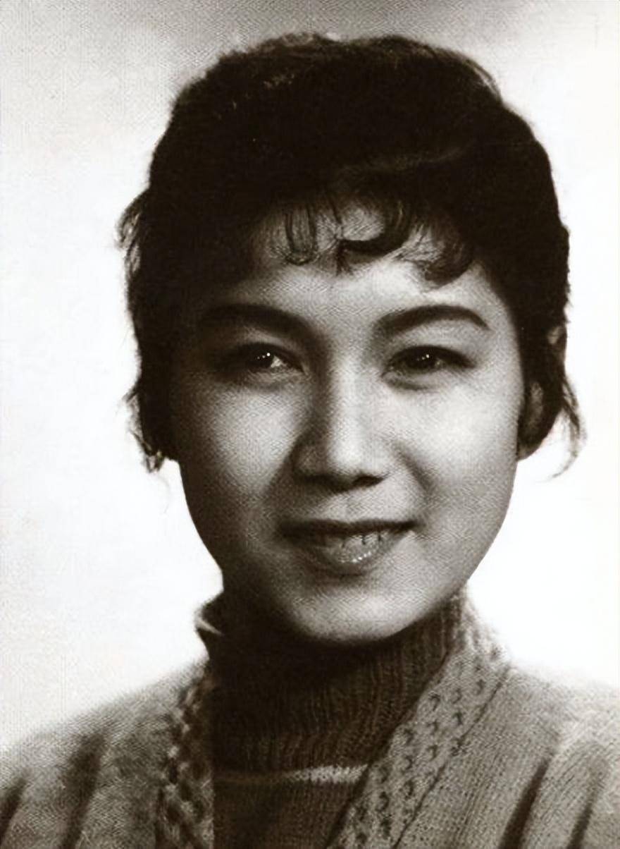 新凤霞:残疾后曾重度自闭,重生后登上舞台!