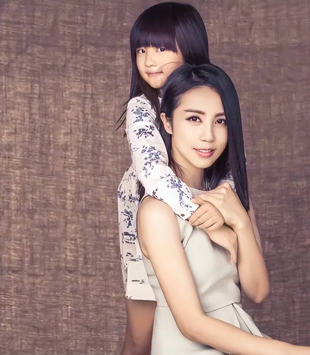 演员孙莉:嫁大6岁黄磊,婚后连生三胎,如今一家五口其乐融融_女儿_看