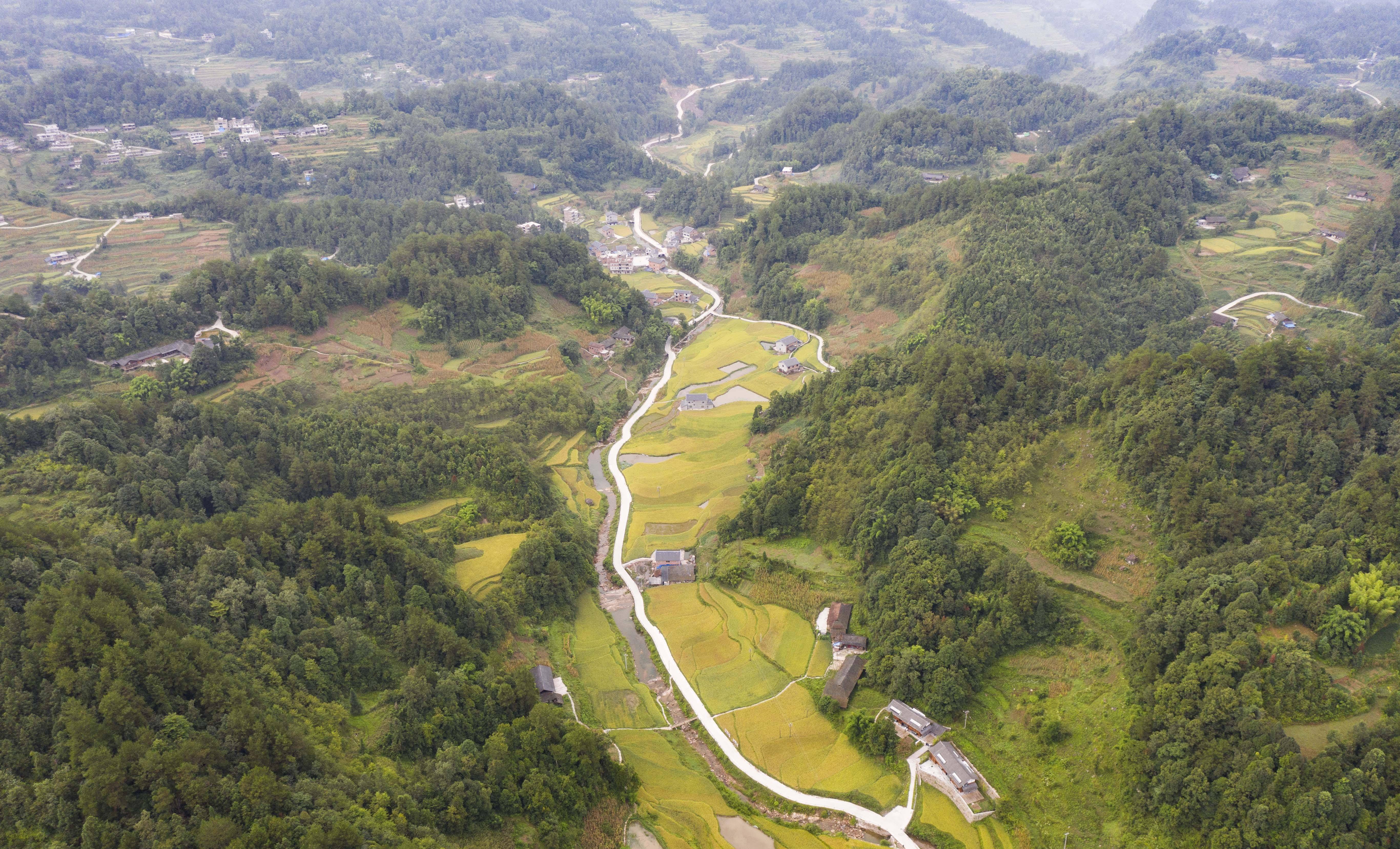 贵州群山间一座原始村落,有美丽的山谷稻田,也有特色的民居建筑