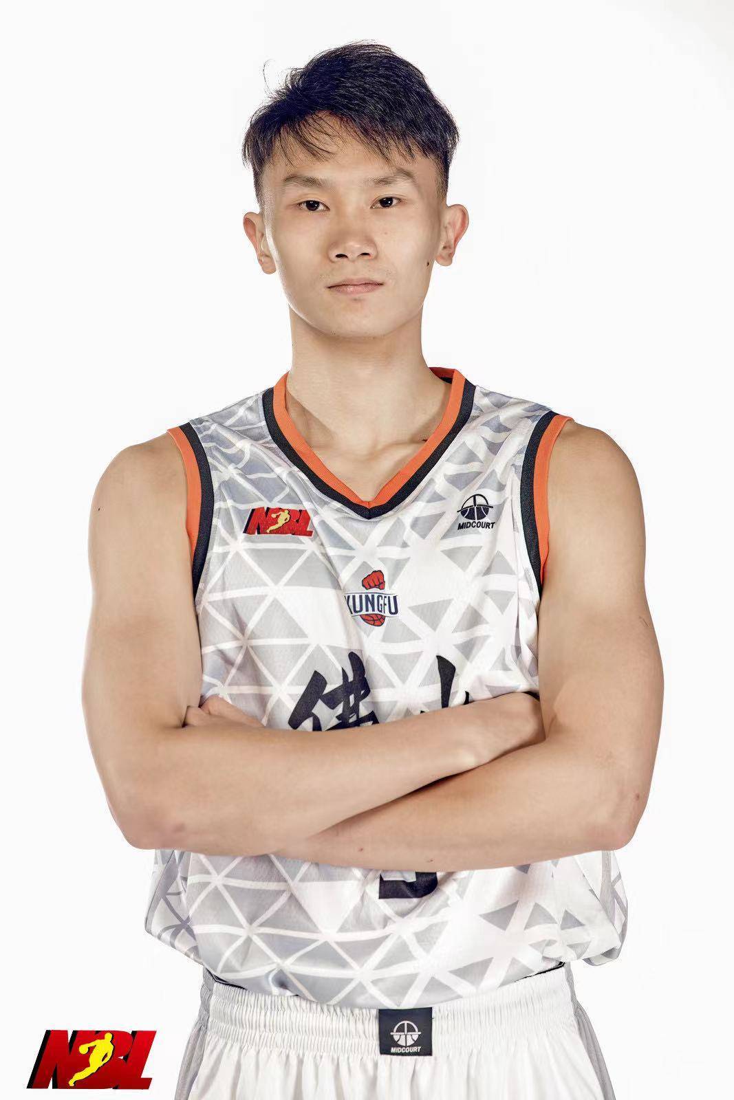 海口海象队球员李圣哲↑石家庄翔蓝队↑福建风之子队球员王利(左)