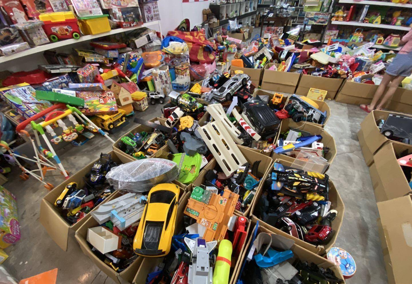 老六去的这天,貌似仓库刚上新货,玩具,各种动漫周边是这里最畅销的